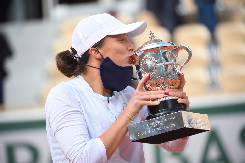 Historic win: Teen queen Swiatek claims the crown in Paris ...