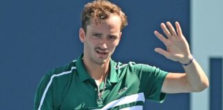 Daniil Medvedev sports new look, wins easy in Miami